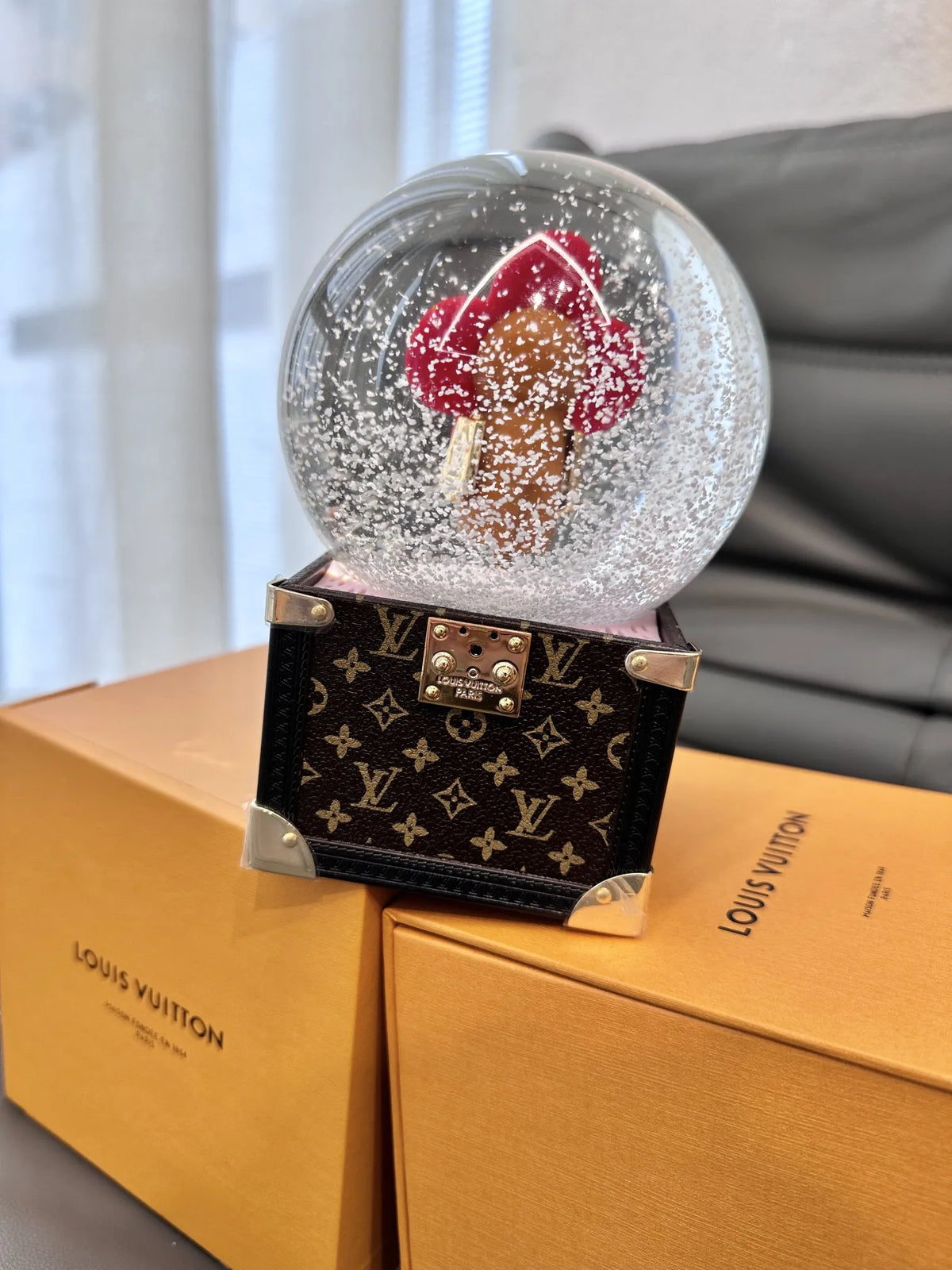 Cristal Ball Christmas LV Monogram – Accessorio premium elegante