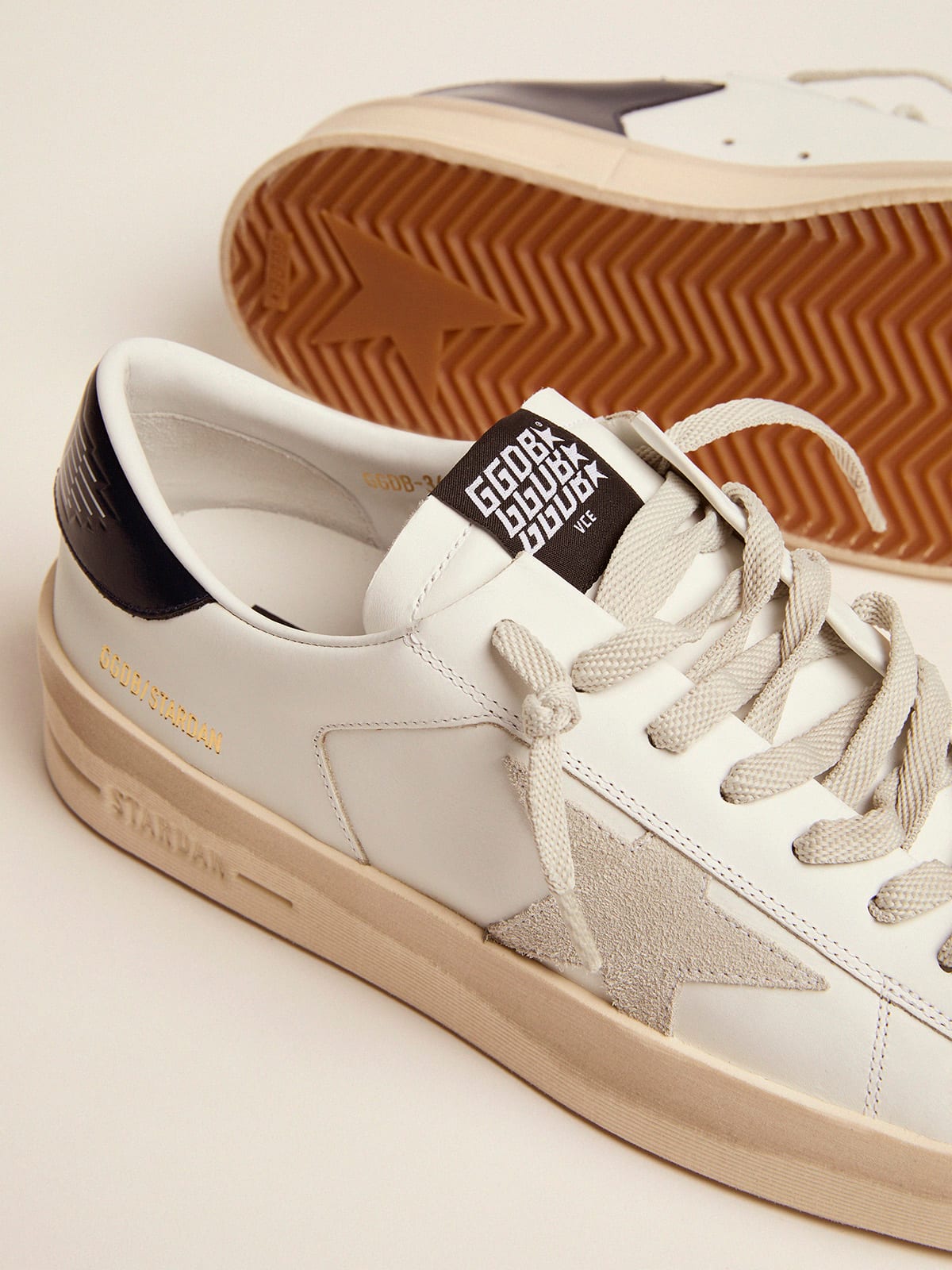 Stardan con stella in suede grigio ghiaccio e talloncino blu