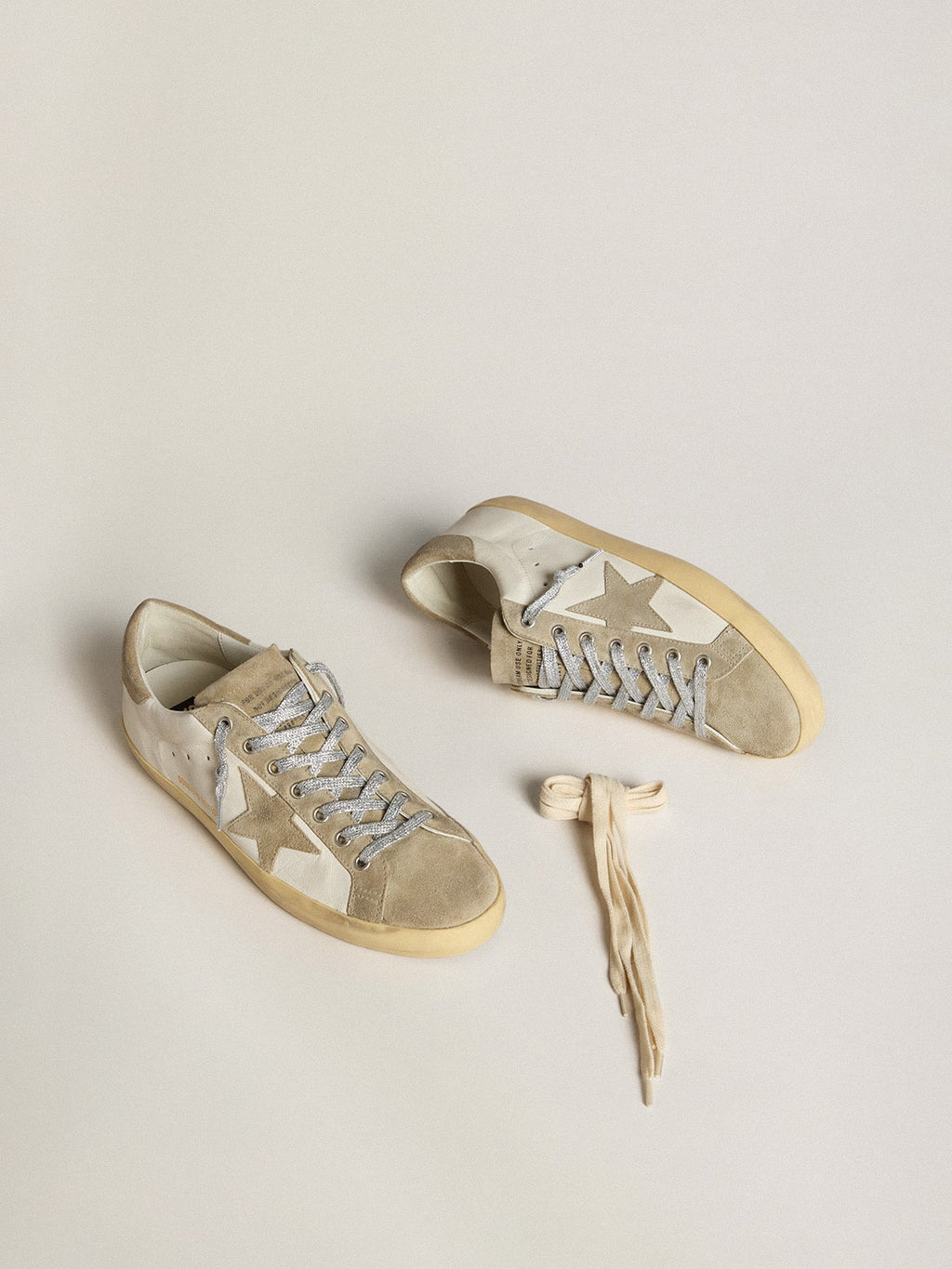 Golden Goose Super-Star Uomo in Nappa con Stella in Suede Ghiaccio e Ricamo Nero