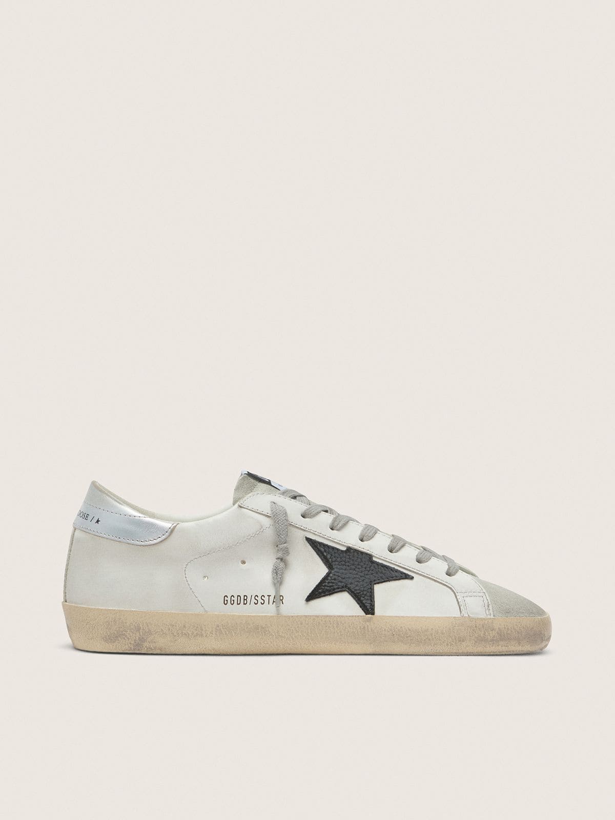 Golden Goose Super-Star Uomo in Pelle Bianca con Stella in Pelle Nabuk Nera e Talloncino in Pelle Laminata Argento