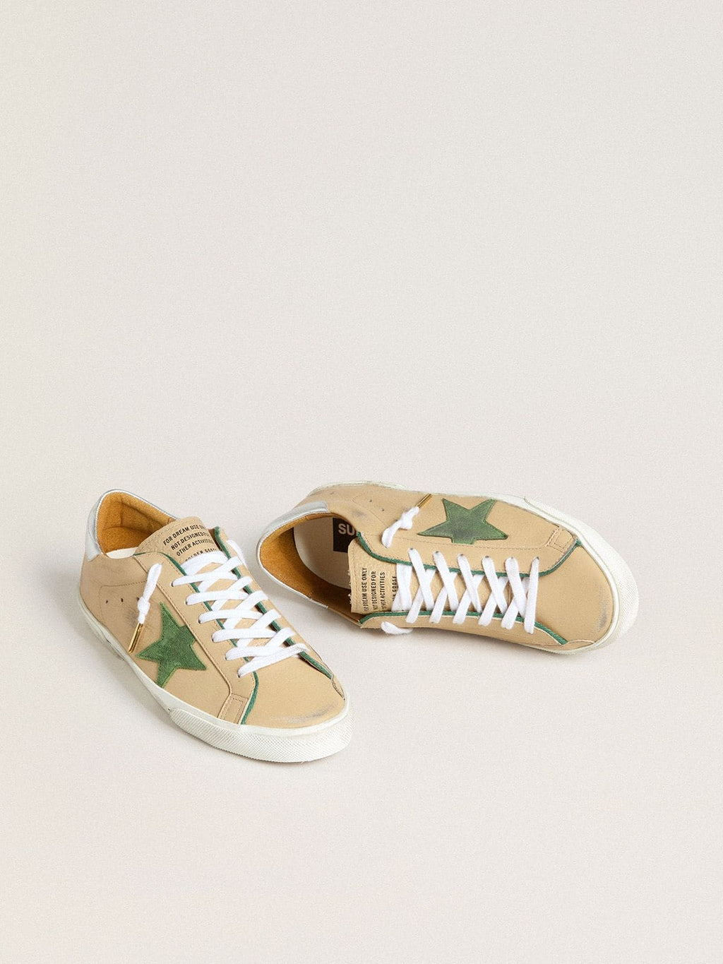 Golden Goose Super-Star Ltd in Pelle Beige con Stella in Suede Verde e Talloncino in Pelle Laminata Argento