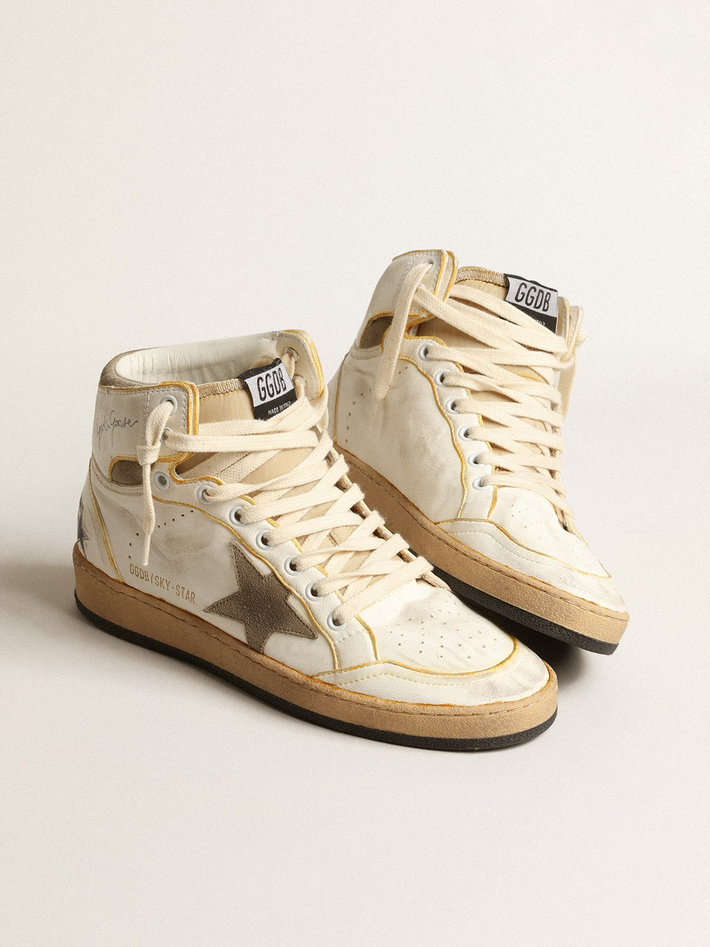 Golden Goose Sky Star Uomo in Nappa Bianca con Stella in Suede Color Tortora
