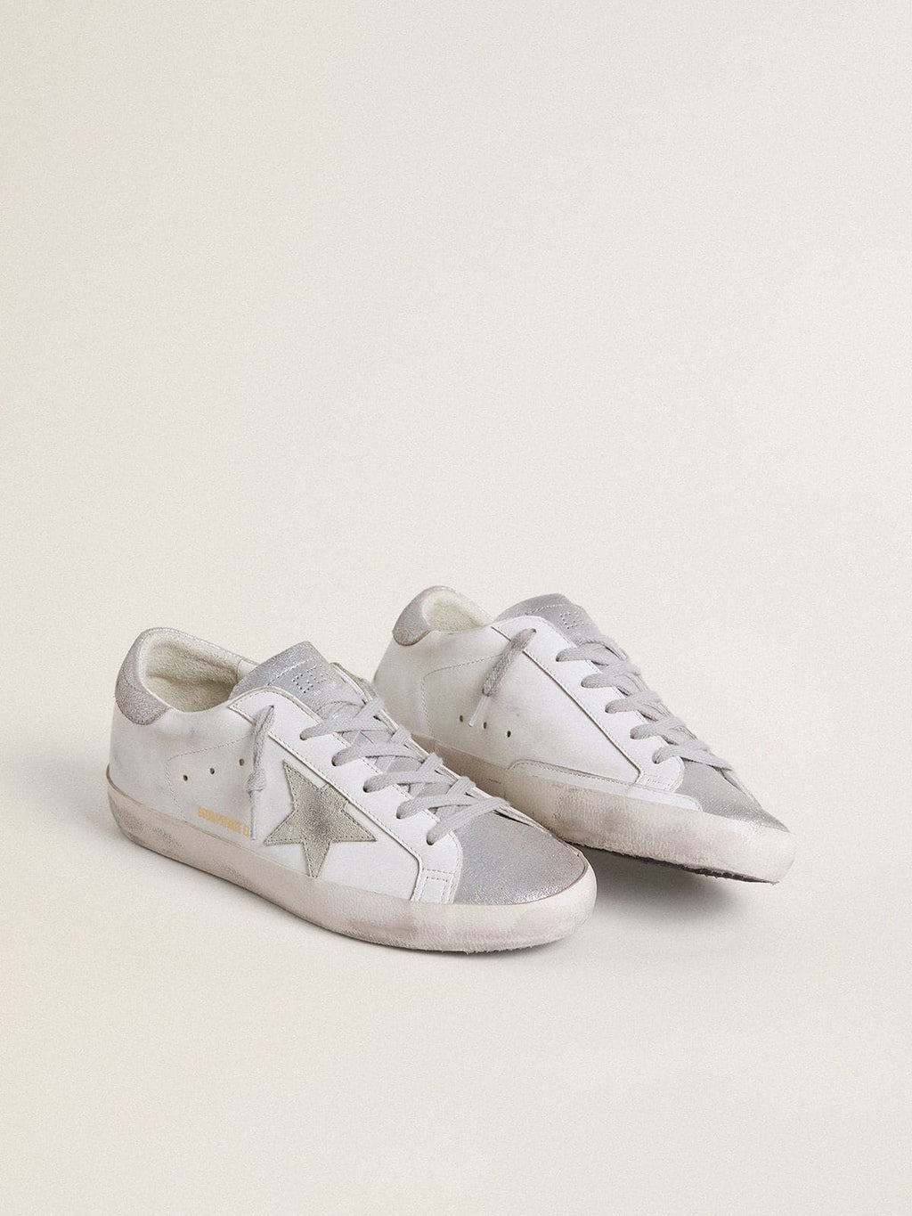 Golden Goose Super-Star Donna con Stella in Suede Grigia e Talloncino Ed Inserti in Glitter Argento