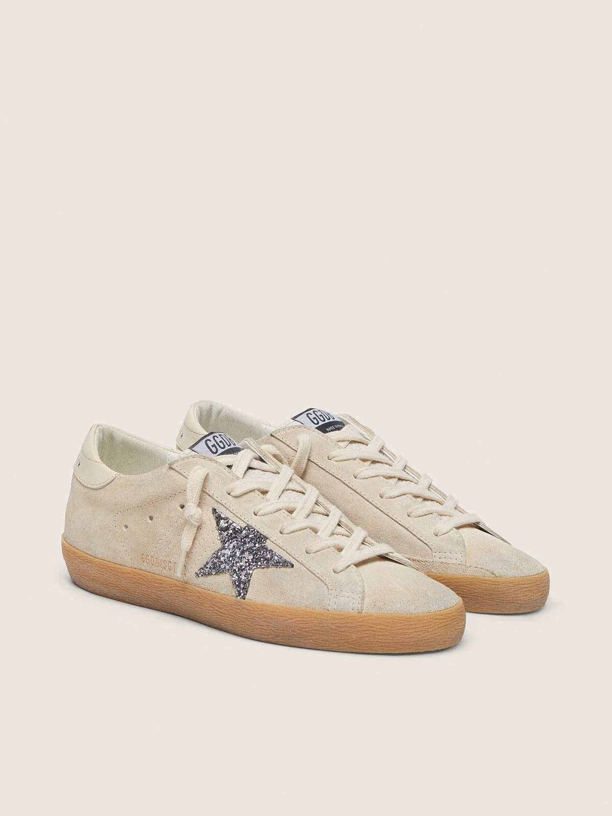 Golden Goose Super-Star Donna in Suede Grigio Ghiaccio con Stella in Glitter Argento e Talloncino in Pelle