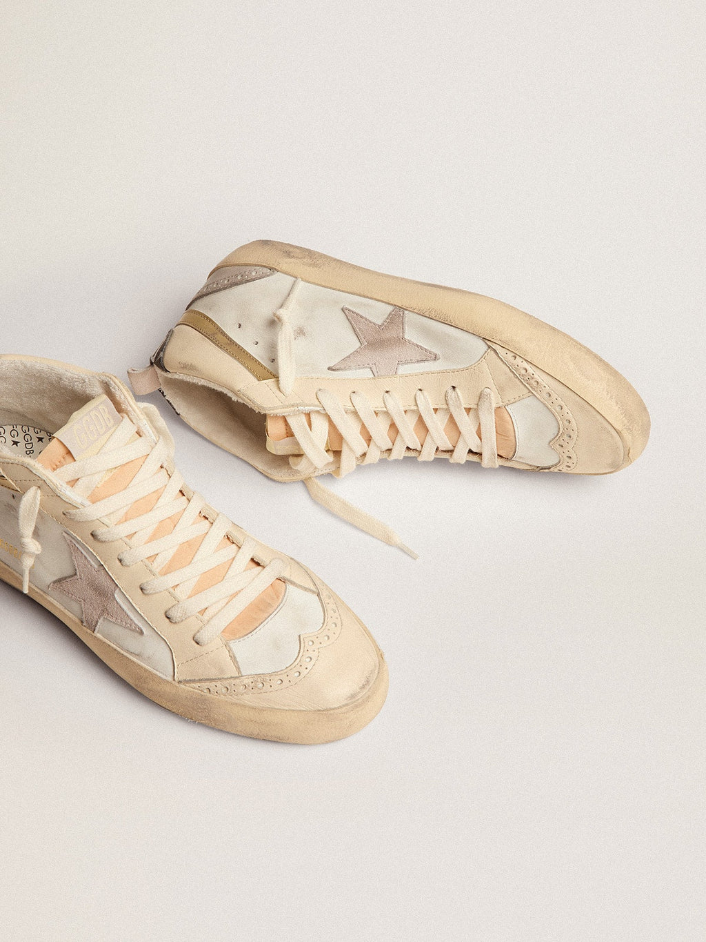 Golden Goose Mid Star Donna con Stella in Suede Grigio Chiaro e Virgola Dorata