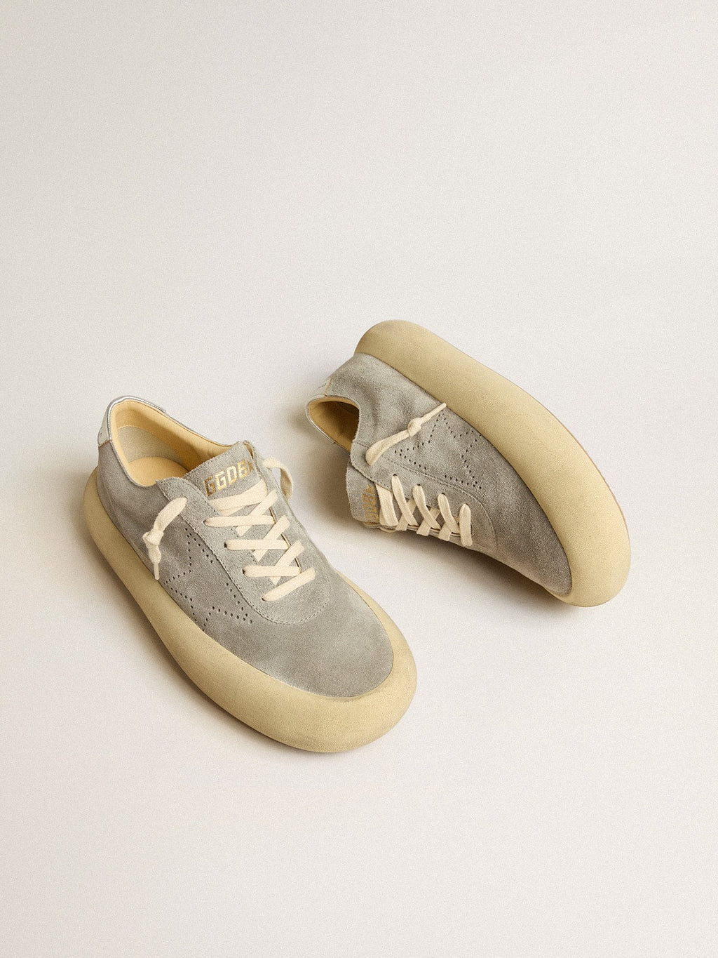 Golden Goose Scarpe Space Star Donna in Suede Ghiaccio con Stella Traforata
