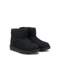 Stivali Classic Mini II per bambina UGG Kids neri con design slip-on – Accessorio premium elegante