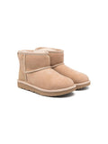 Stivaletti Classic II Mini per bambina UGG Kids beige con applicazione posteriore con logo – Accessorio premium elegante