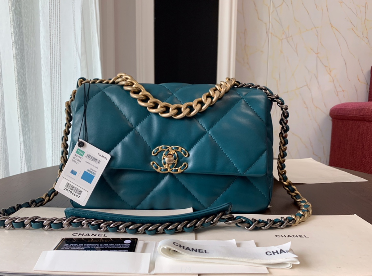 CHANEL CLASSIC BAG – Elegant premium accessory